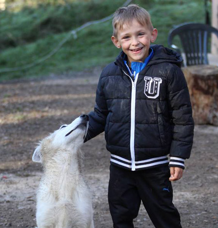 Berger blanc suisse et enfant